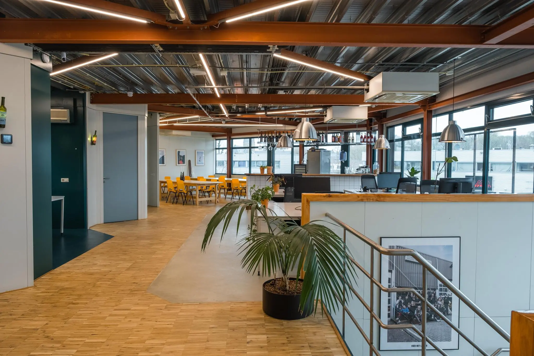 Modern ingerichte kantoorruimte aan de Johan van Hasseltweg met open werkplekken, een vergadertafel, een keuken en veel daglicht.